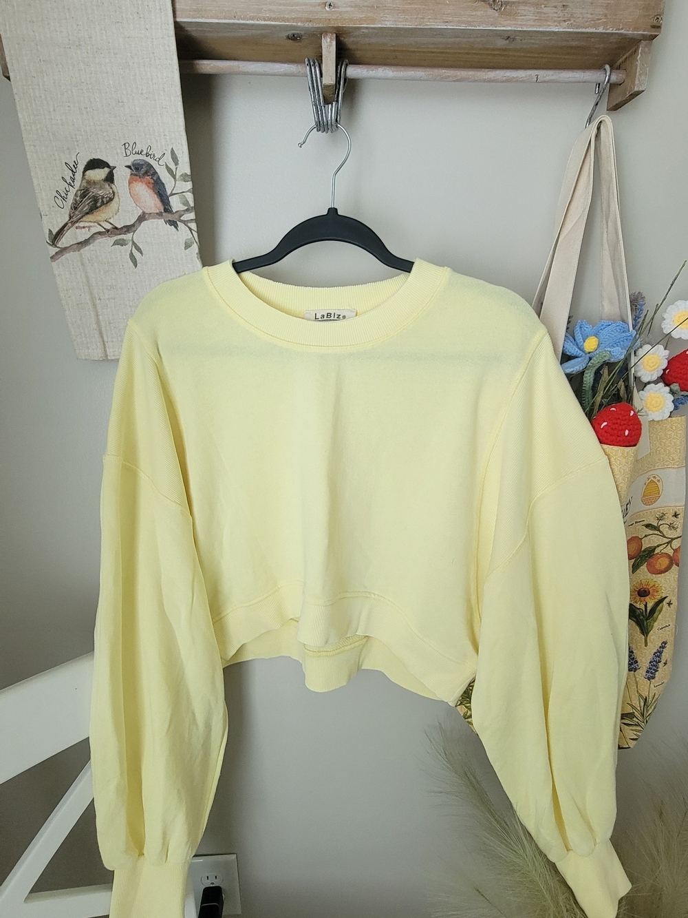 La Biz Yellow Cropped Crewneck Sweatshirt Size S